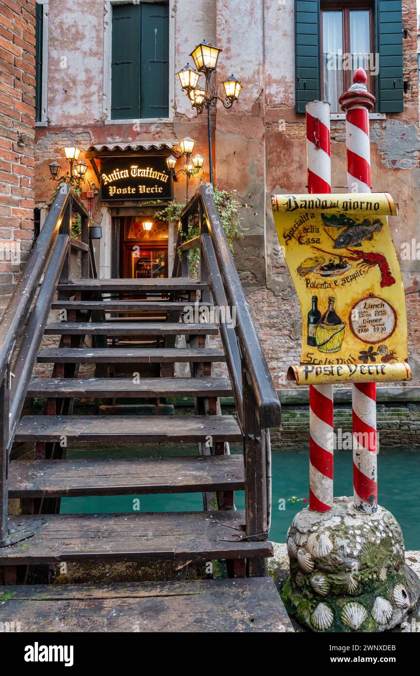 Venedig, Italien - 25. Februar 2023: Restaurant Antica Trattoria Poste Vecie in Venedig Italien. Stockfoto