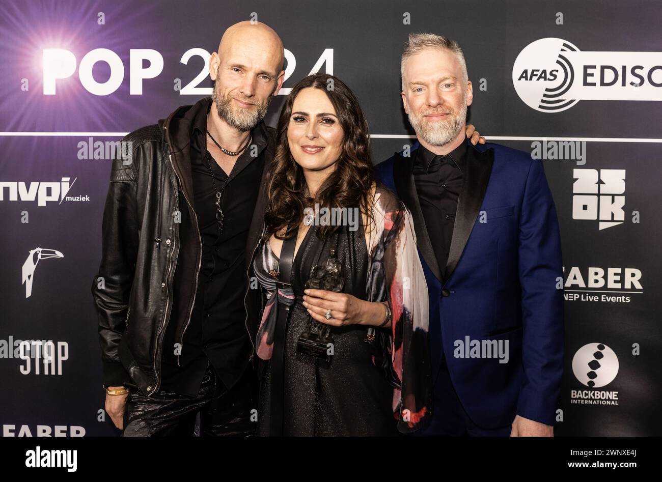 LEUSDEN - in Versuchung mit einem Preis auf dem roten Teppich der Edison Pop Awards. Der Edison ist der älteste Musikpreis der Niederlande und wird seit 1960 vergeben. ANP EVA PLEVIER niederlande Out - belgien Out Stockfoto