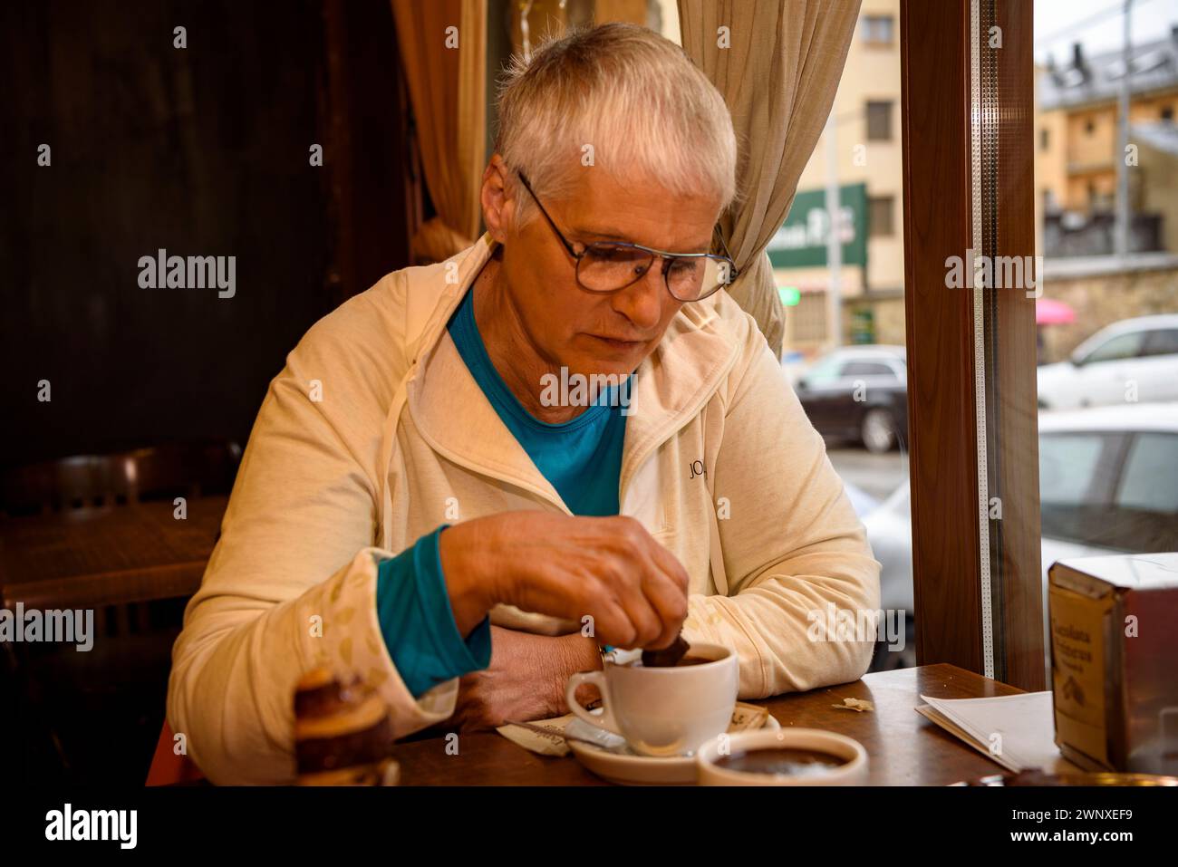 Einige Besucher trinken Schokolade im Geschäft Xocolates Pirineus in Puigcerdà (Cerdanya, Girona, Katalonien, Spanien) Stockfoto