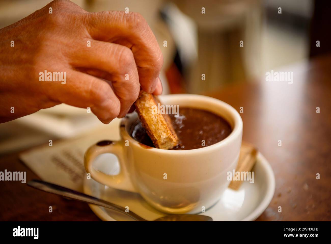Einige Besucher trinken Schokolade im Geschäft Xocolates Pirineus in Puigcerdà (Cerdanya, Girona, Katalonien, Spanien) Stockfoto