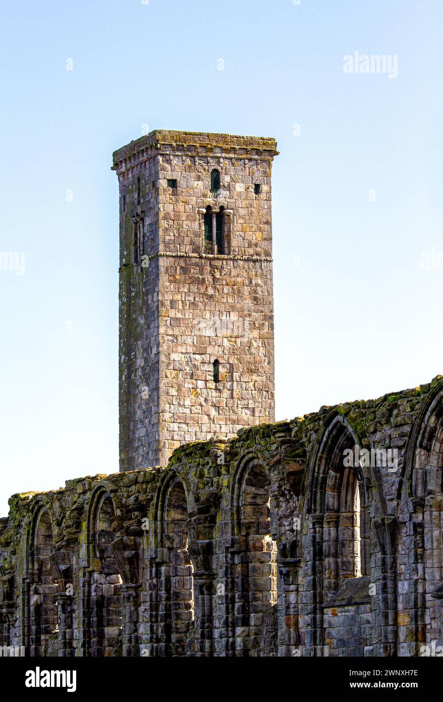 Wunderschöner Blick auf die schottische Abtei 1158 und die Kathedrale in der historischen Fife-Stadt St Andrews, Schottland Stockfoto