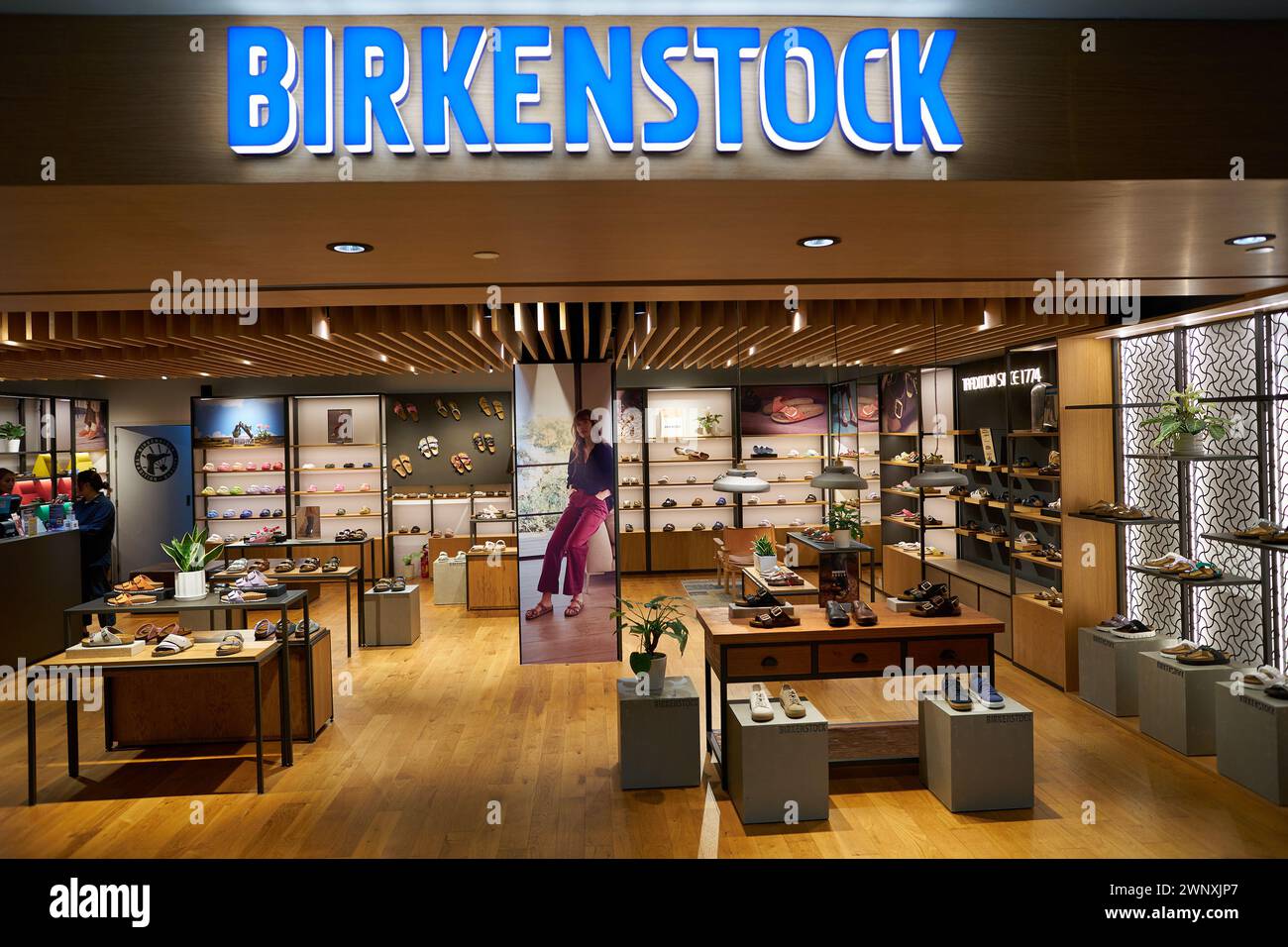 Interieur des birkenstock shops Fotos und Bildmaterial in hoher Auflosung Alamy