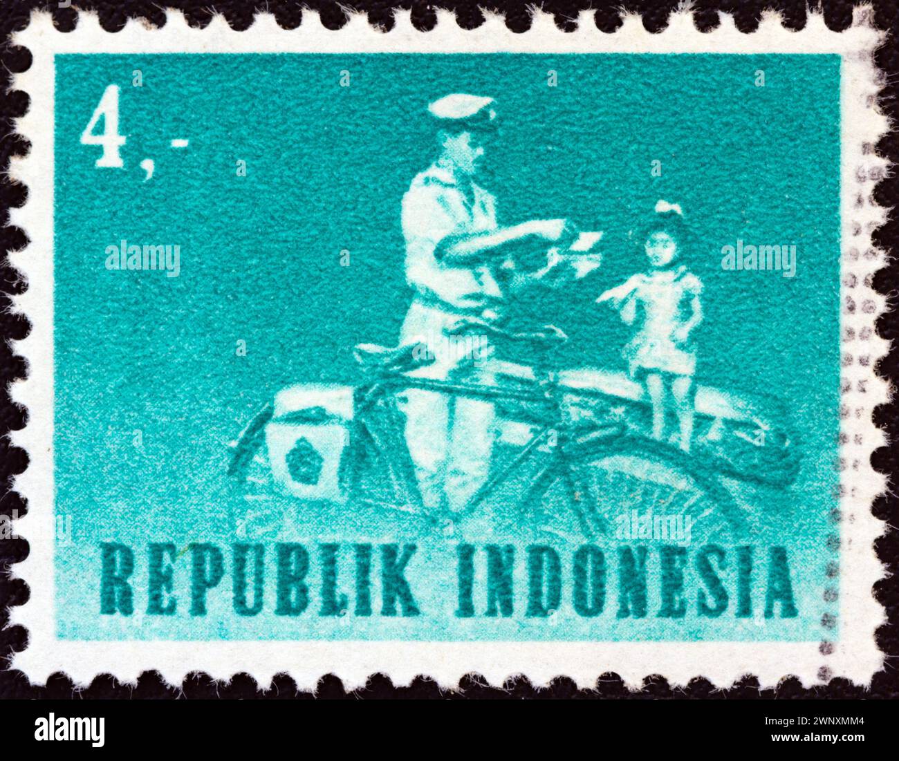 INDONESIEN - UM 1964: Eine in Indonesien gedruckte Briefmarke zeigt Postboten mit Fahrrad Stockfoto