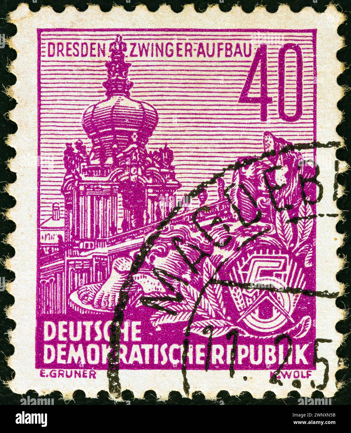 DEUTSCHE DEMOKRATISCHE REPUBLIK - UM 1954: Eine in Deutschland gedruckte Marke aus der Ausgabe des Fünfjahresplans zeigt Zwinger, Dresden Stockfoto
