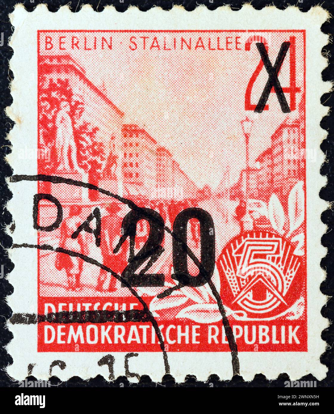 DEUTSCHE DEMOKRATISCHE REPUBLIK - UM 1954: Eine in Deutschland gedruckte Briefmarke aus der Ausgabe „Fünfjahresplan“ zeigt die Stalin Avenue, Berlin Stockfoto