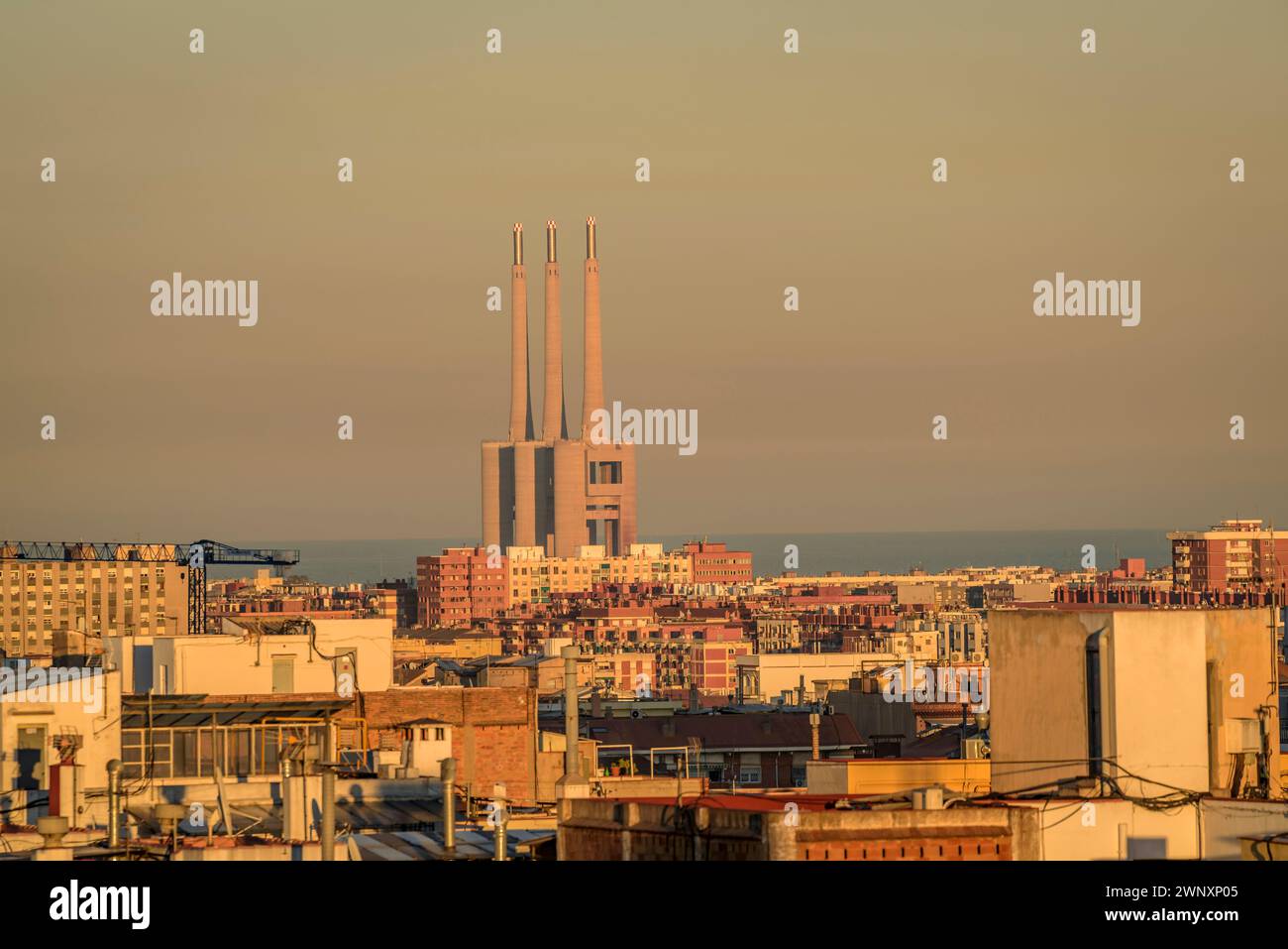 Die drei Schornsteine von Sant Adrià de Besòs bei Sonnenuntergang (Barcelonès, Katalonien, Spanien) ESP: Las tres chimeneas de Sant Adrià de Besòs al atardecer. España Stockfoto