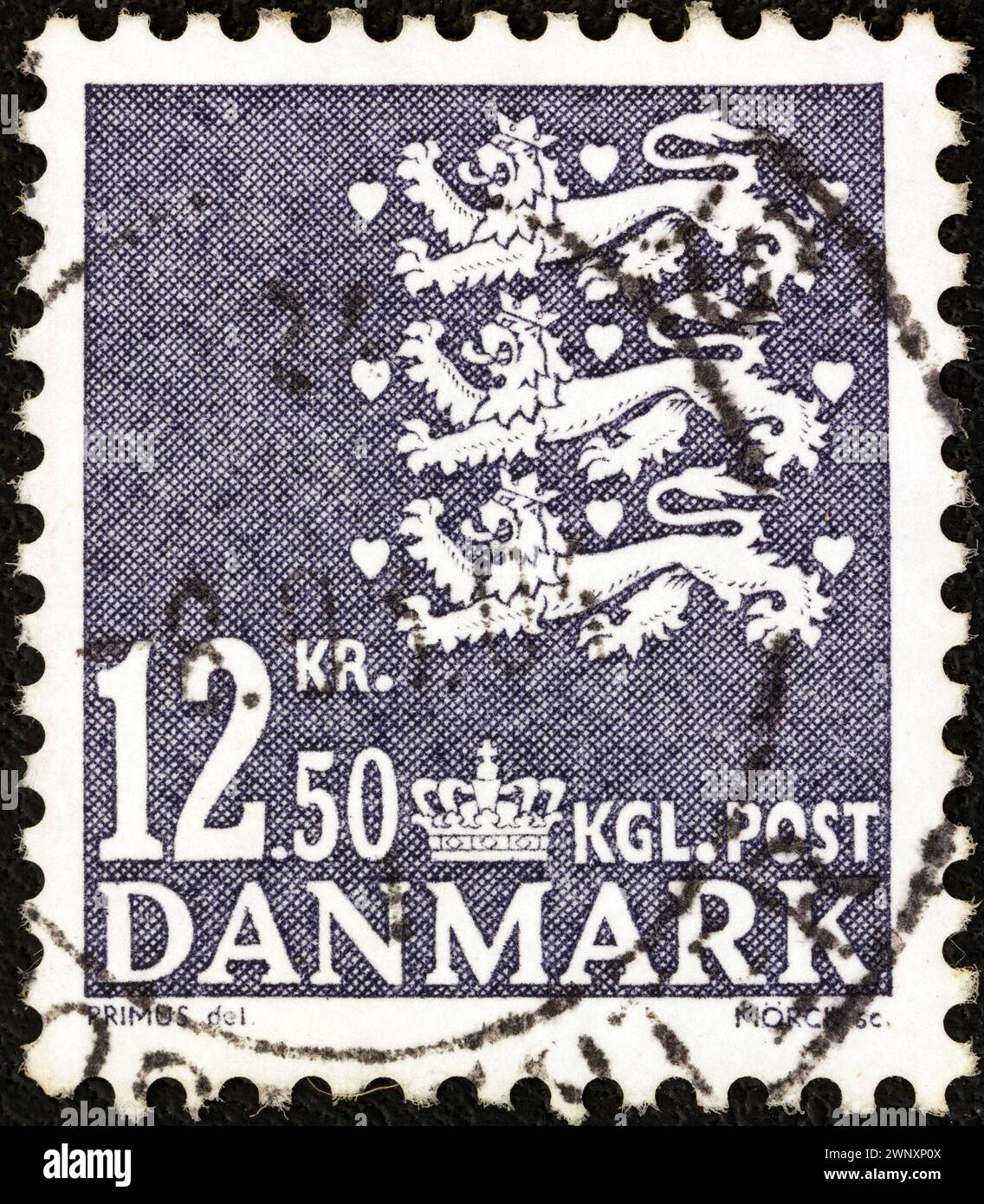 DÄNEMARK - UM 1946: Ein in Dänemark gedruckter Stempel zeigt das nationale Wappen. Stockfoto