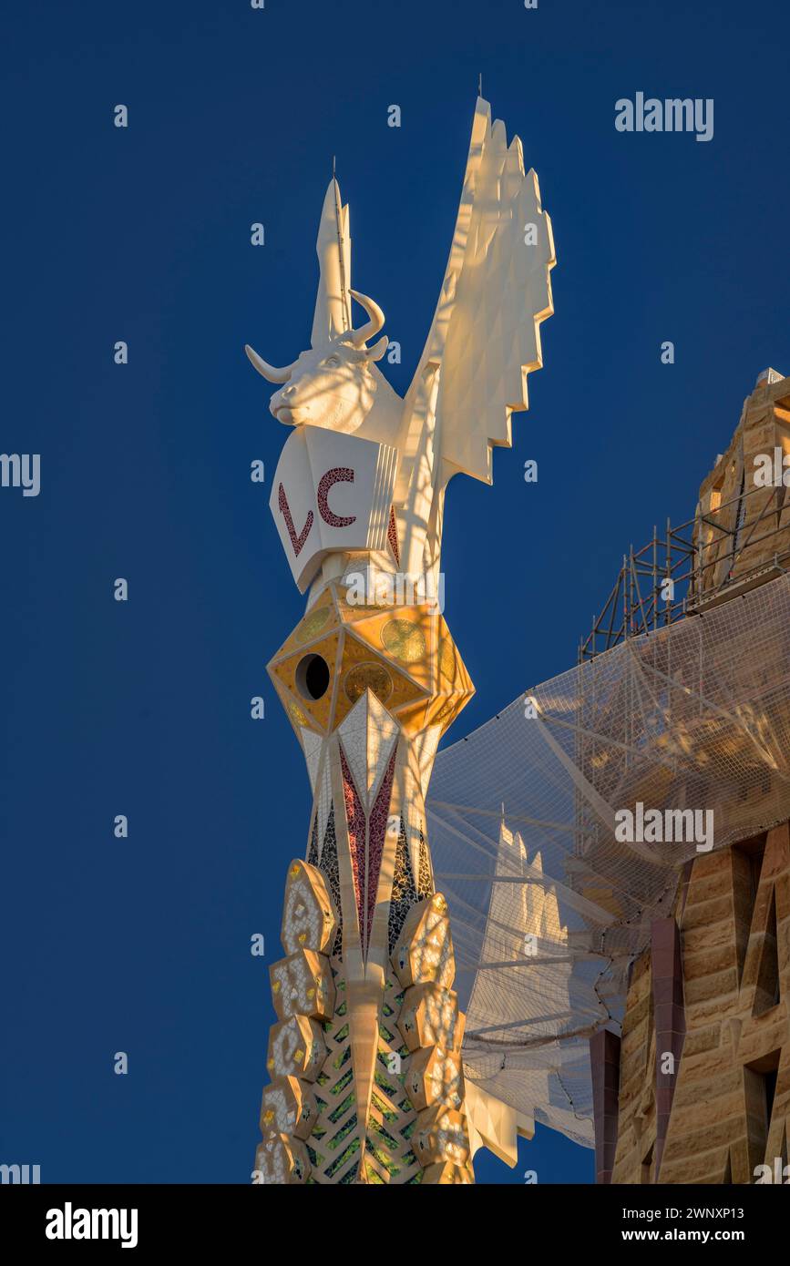Turm des Evangelisten Lukas der Sagrada Família bei Sonnenuntergang (Barcelona, Katalonien, Spanien) ESP: Torre del Evangelista Lucas de la Sagrada Família Stockfoto