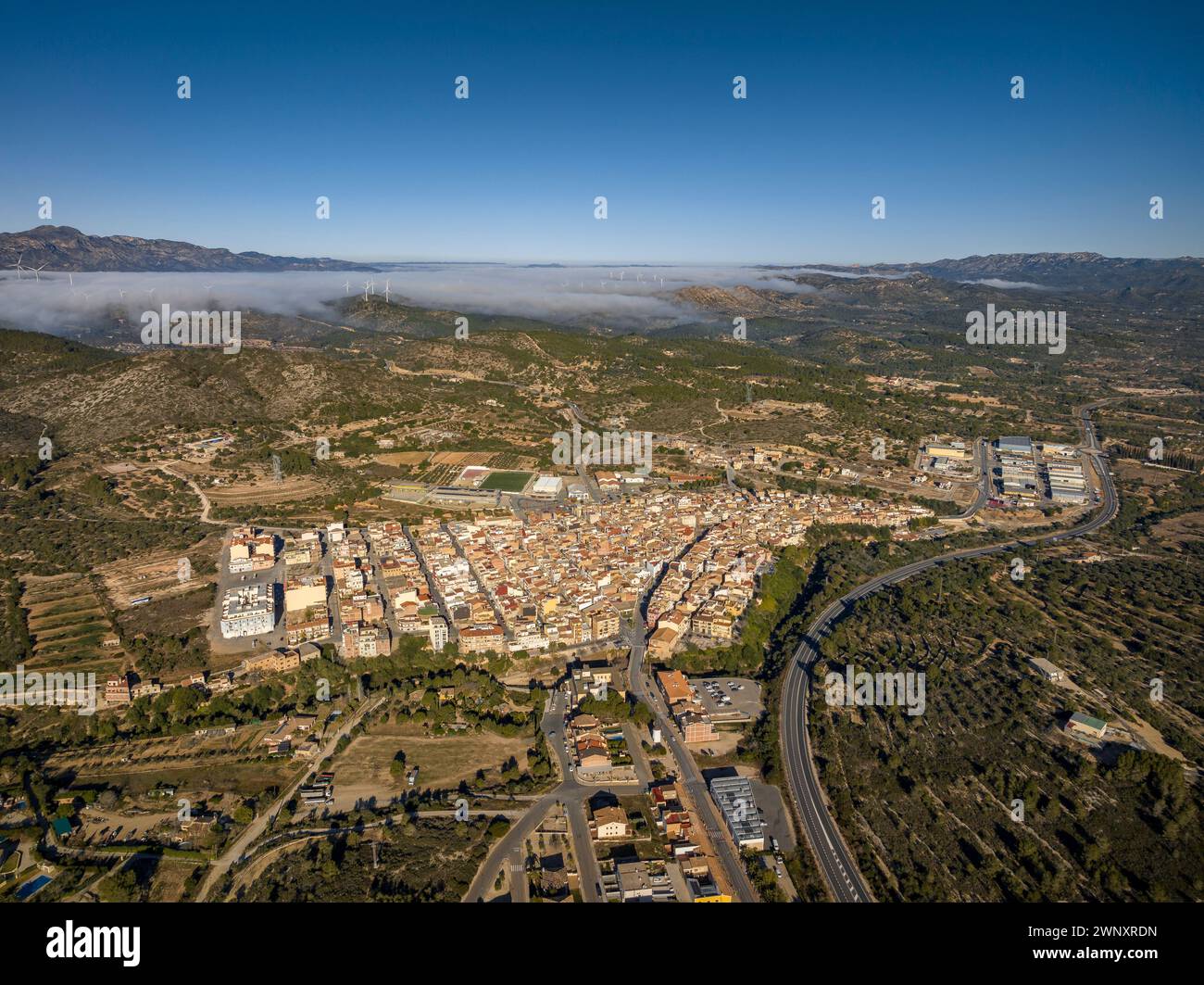 Luftaufnahme der Stadt El Perelló an einem Wintermorgen mit Nebel über dem Pla del Burgar (Tarragona, Katalonien, Spanien) Stockfoto