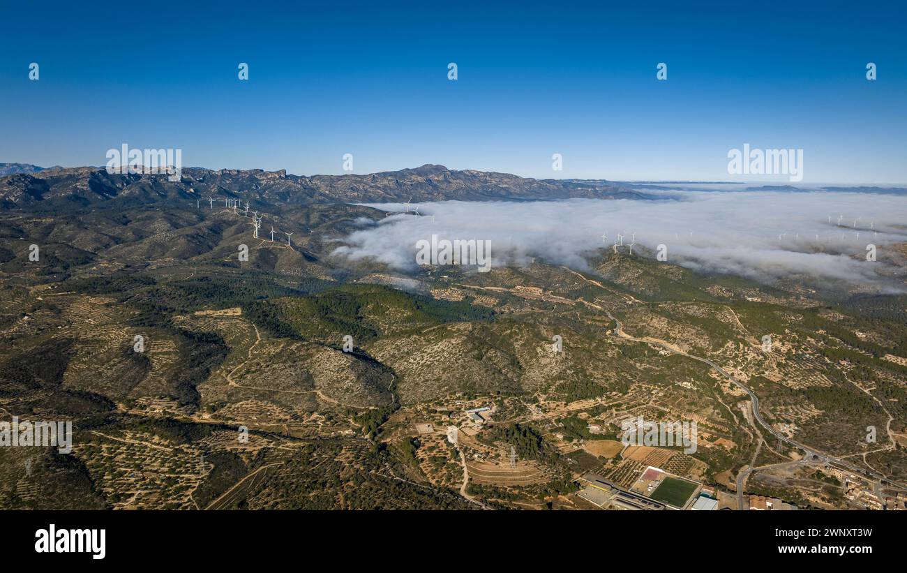 Aus der Vogelperspektive des Cardó-Gebirges mit Winternebel am Windpark Les Calobres (Tarragona, Katalonien, Spanien) ESP: Vista aérea de Serra de Cardó Stockfoto