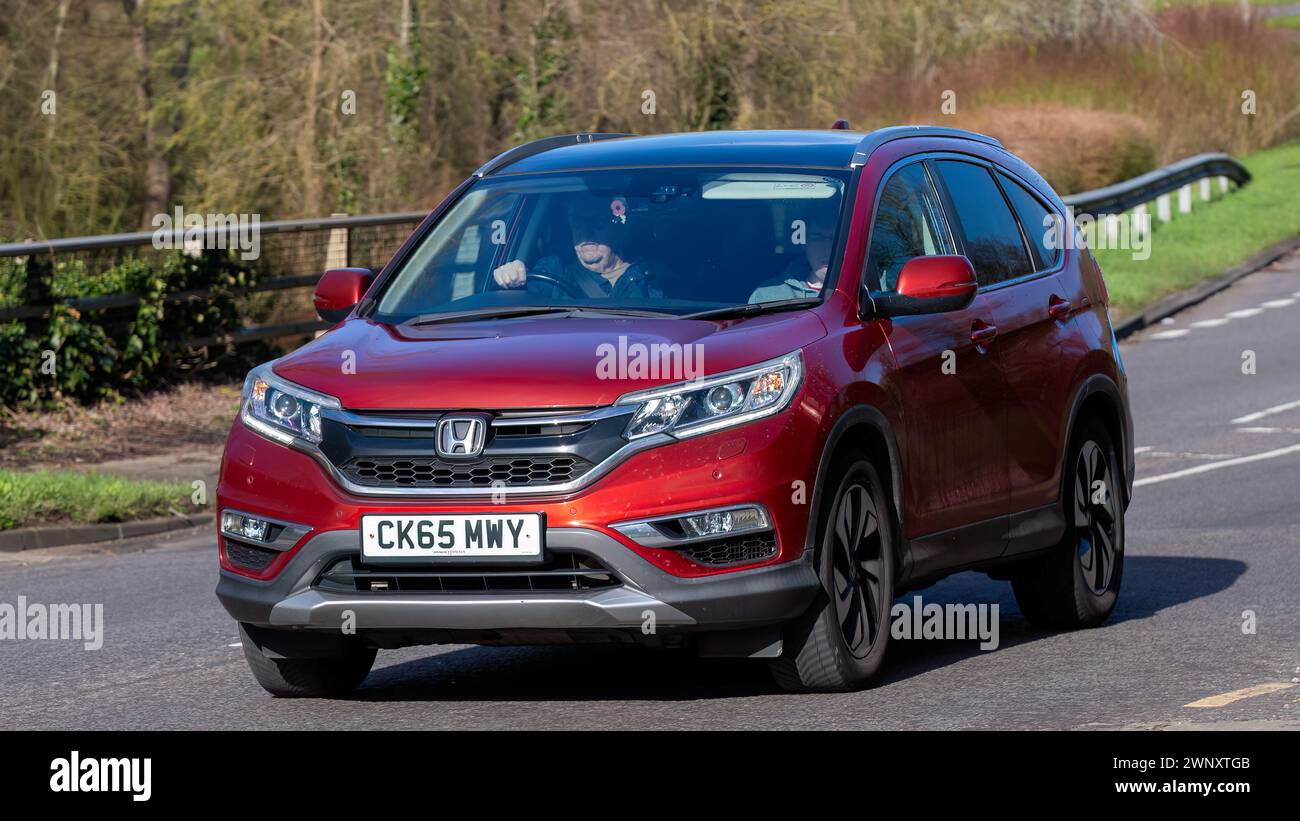 Milton Keynes, UK-März 4. März 2024: 2016 rotes Honda CR-V Dieselauto auf einer englischen Straße Stockfoto