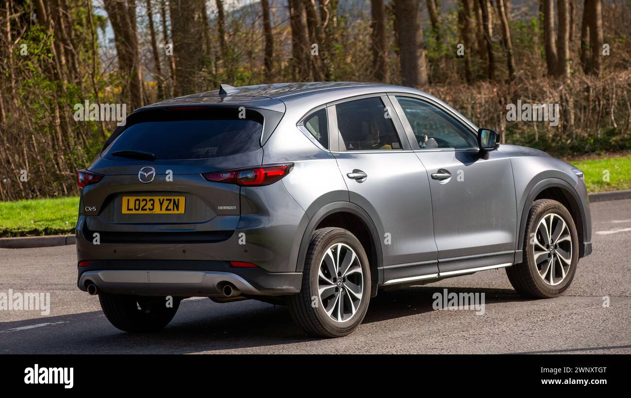 Milton Keynes, UK-Mar 4th 2024: 2023 graues Mazda CX-5 Neuwagen auf einer englischen Straße Stockfoto