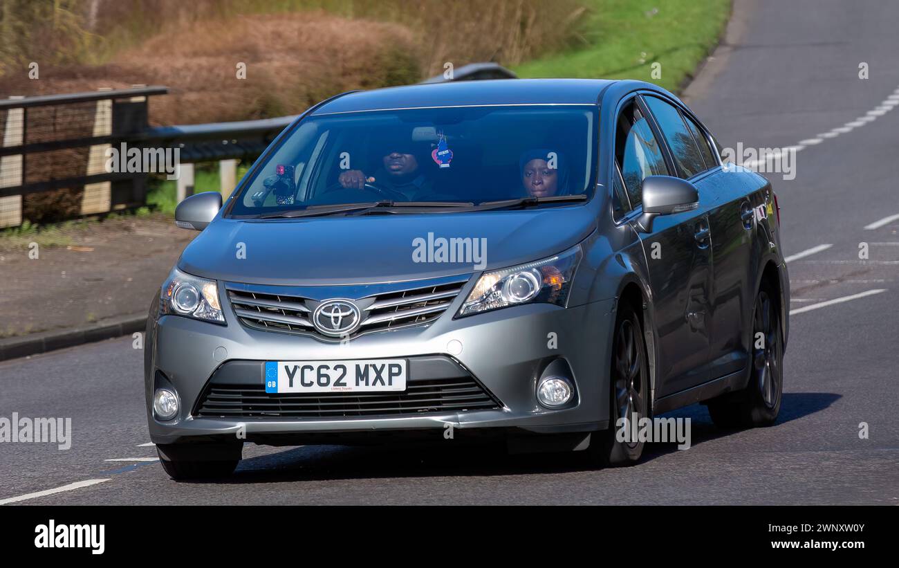 Milton Keynes, UK-Mar 4th 2024: 2012 Toyota Avensis Dieselmotor Auto fährt auf einer englischen Straße Stockfoto