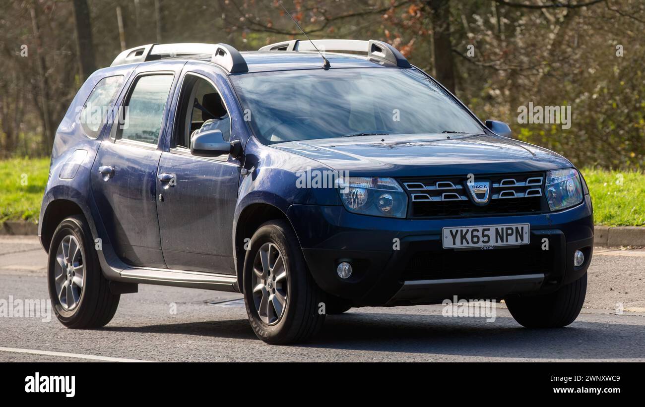 Milton Keynes, UK-4. März 2024: 2015 blauer Dacia Duster Dieselmotor, der auf einer englischen Straße fährt Stockfoto