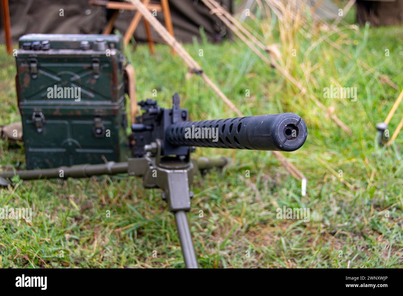 US Browning Maschinengewehr montiert auf einem Ständer mit Munitionsboxen Stockfoto