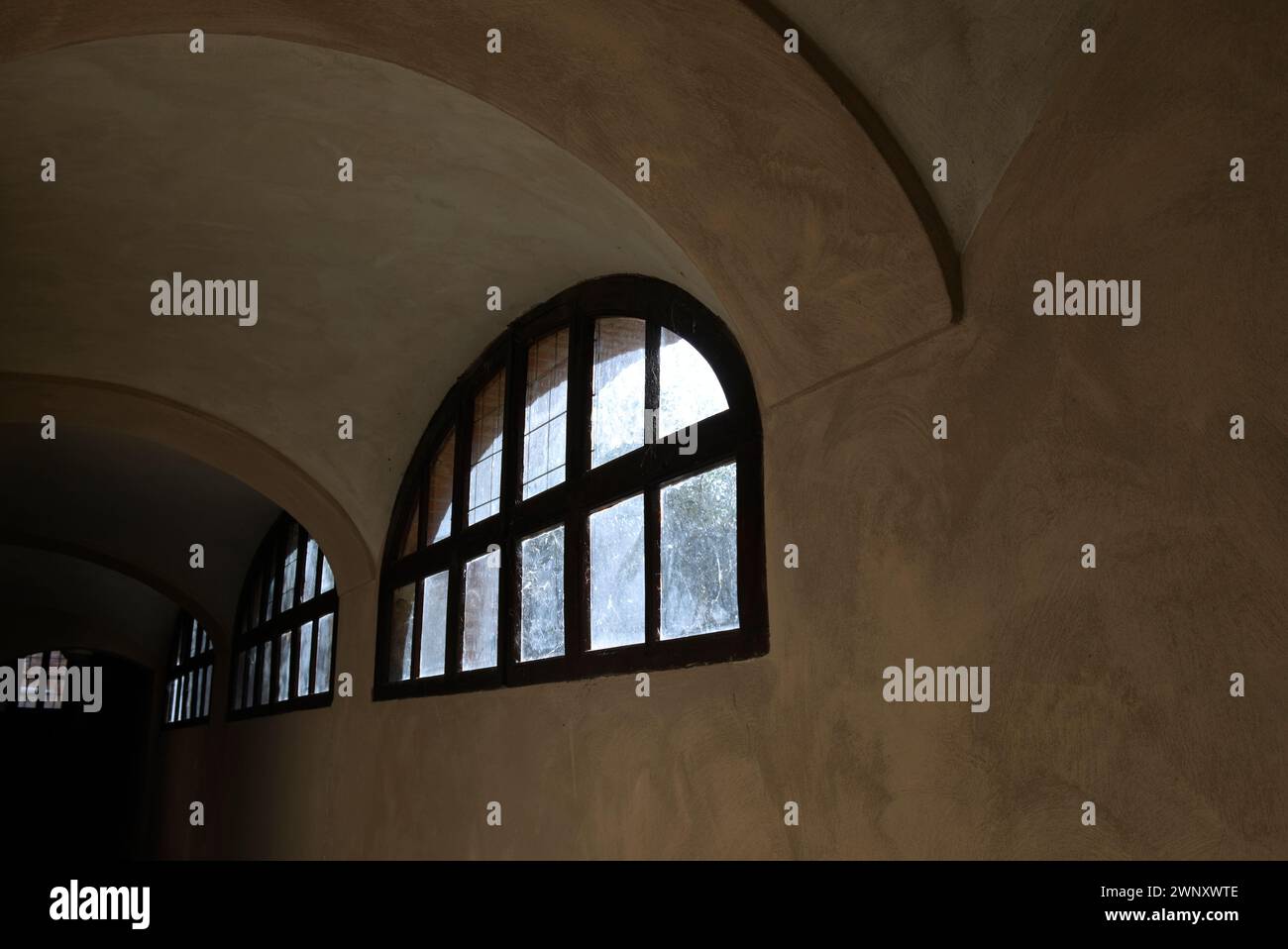 Ein Fenster als einziger Lichtpunkt in einem Keller Stockfoto