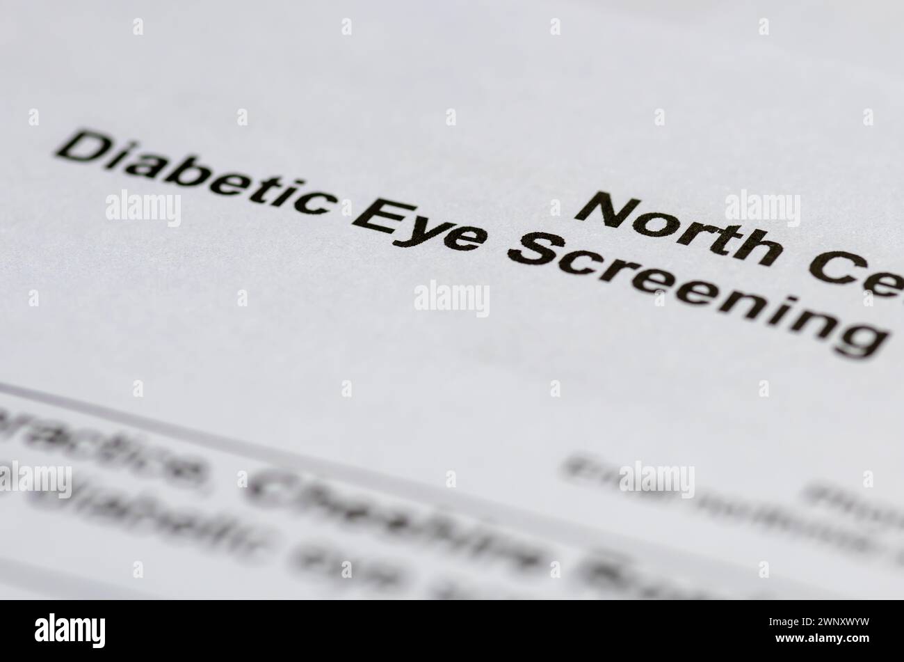 Nahaufnahme eines Briefes an einen Patienten zum diabetischen Augenscreening. Stockfoto