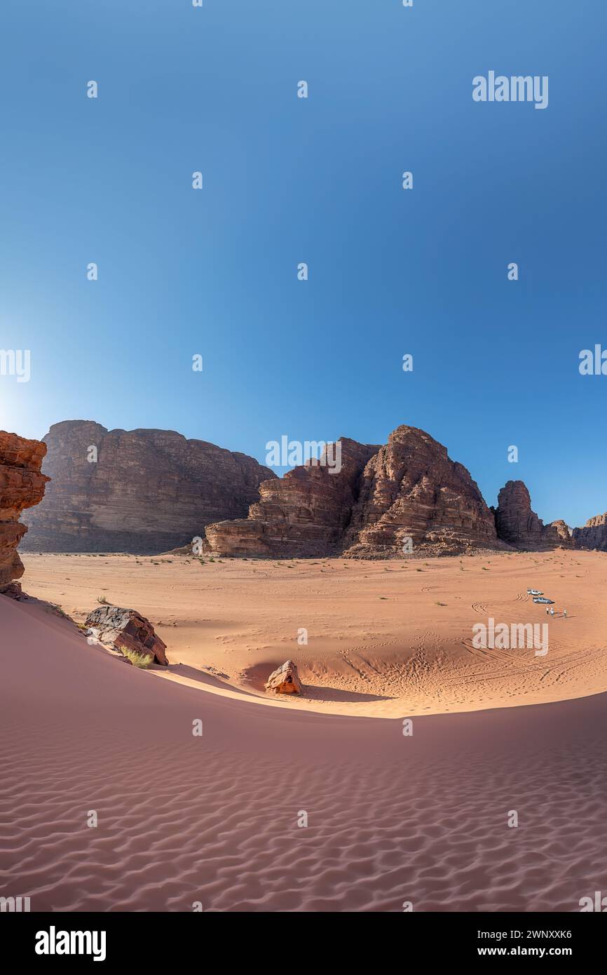 Wüstenlandschaft bei Sonnenuntergang in Wadi Rum, Jordanien. Stockfoto