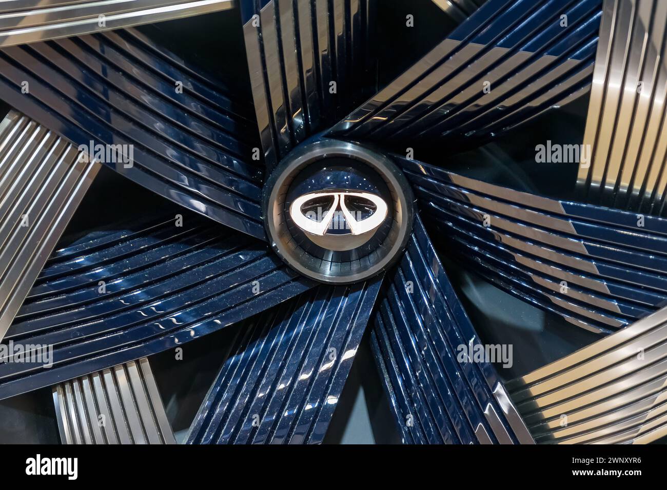 Infinity LED Light Logo in der Felge eines Autos, 17. Februar 2024 Stockfoto