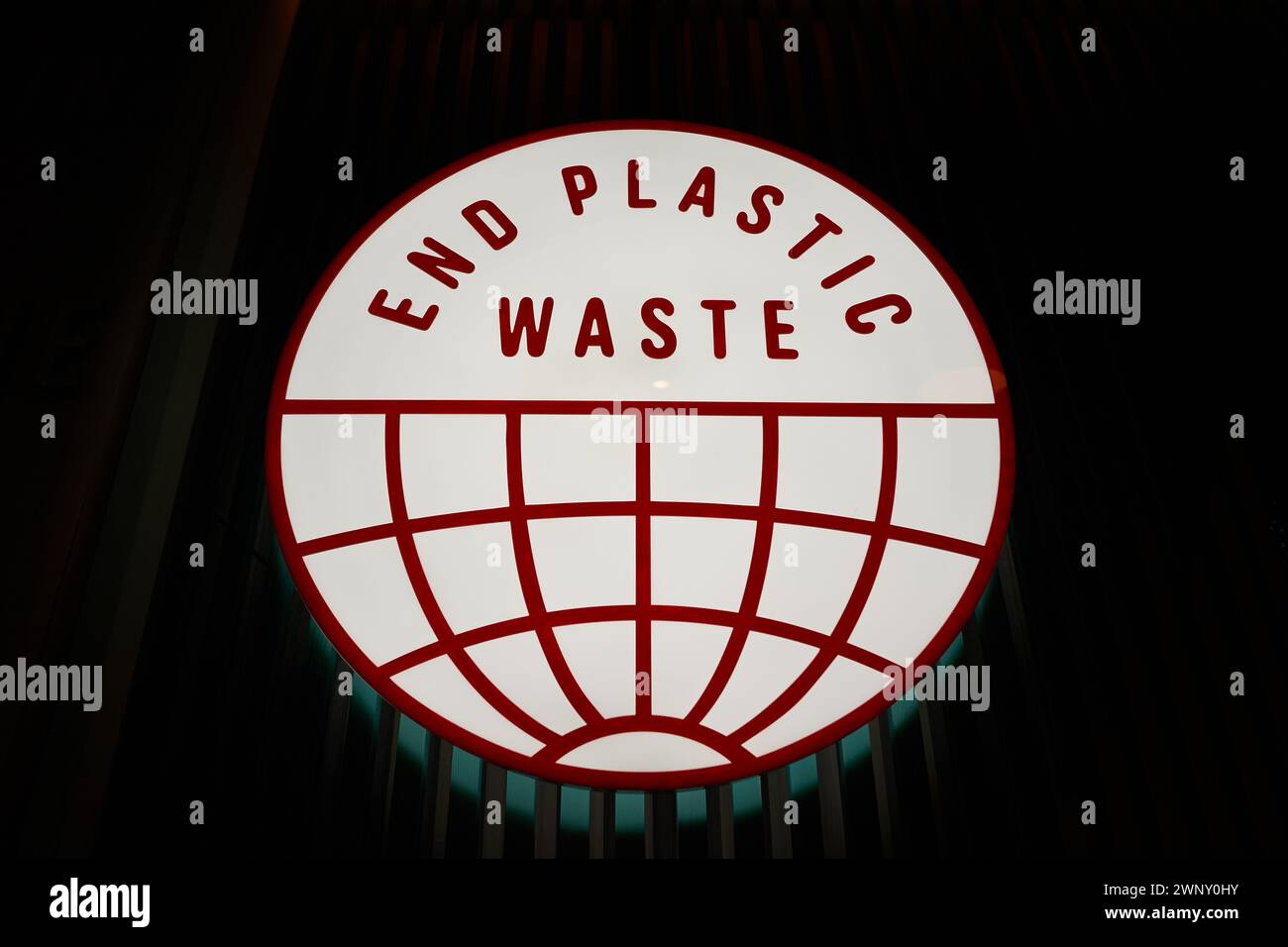 SINGAPUR - 06. NOVEMBER 2023: Nahaufnahme des Plakats „End Plastic Waste“, wie im Adidas Store in Singapur zu sehen. Stockfoto