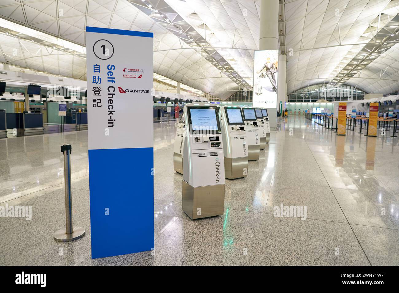 HONGKONG, CHINA - 4. DEZEMBER 2023: Check-in-Bereich am internationalen Flughafen Hongkong. Stockfoto
