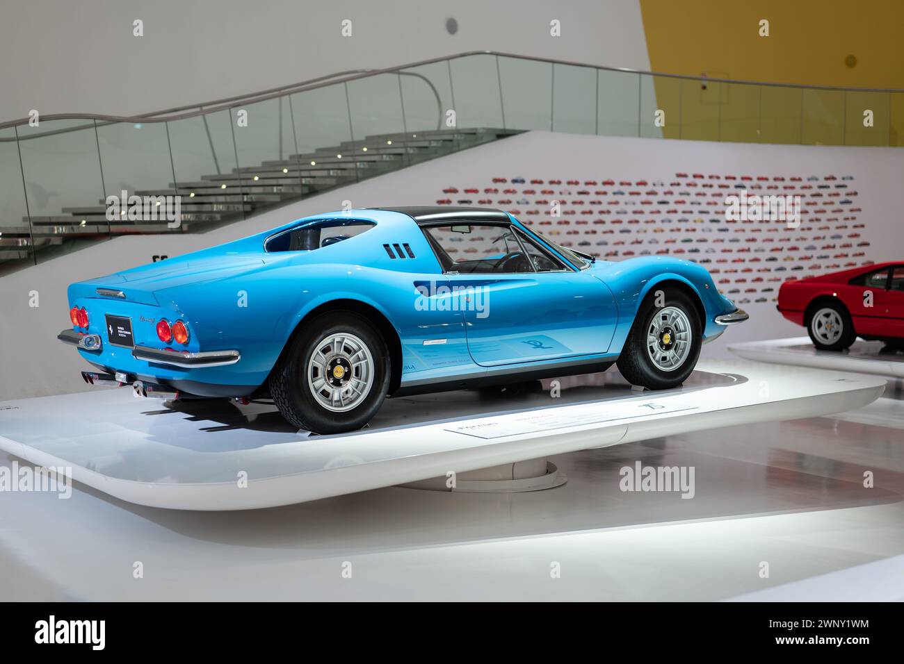 MODENA, ITALIEN - 21. APRIL 2022: Blauer Ferrari Dino 206 GT Oldtimer im Modena Museum, Rückansicht Stockfoto