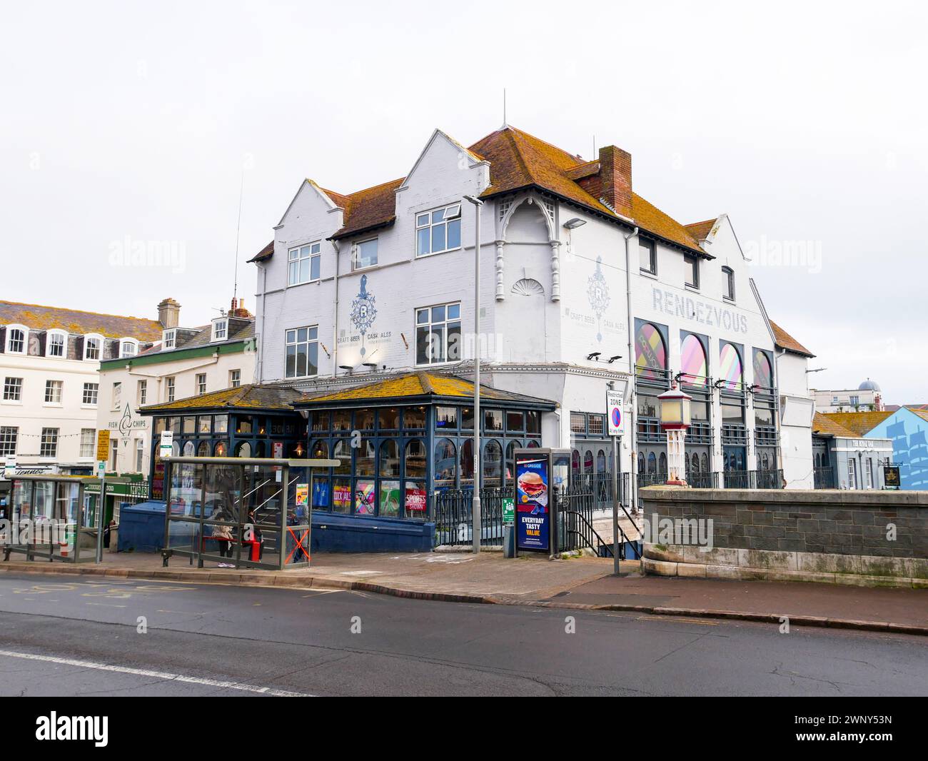 Rendezvous & Royal Oak auf der Weymouth Town Bridge und St. Thomas Street in der Altstadt von Weymouth. Stockfoto