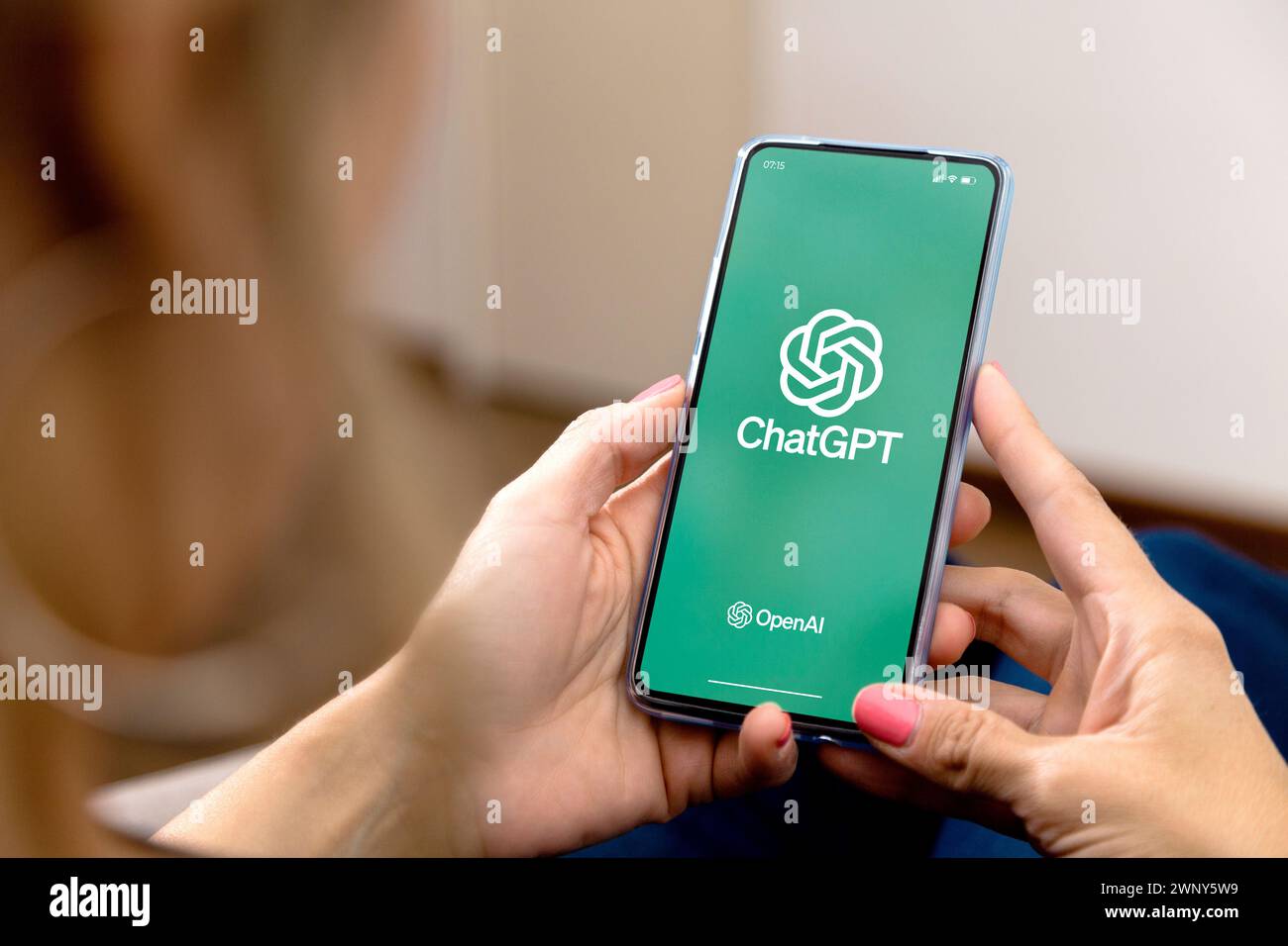 Frau, die ein Handy mit ChatGPT auf dem Bildschirm benutzt. Diese App ist ein Chatbot, der auf künstlicher Intelligenz basiert, die von OpenAI entwickelt wurde. Stockfoto
