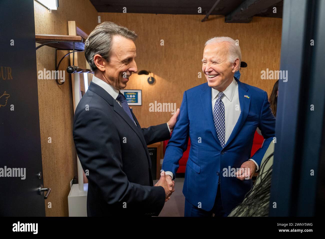 New York City, Vereinigte Staaten von Amerika. 26. Februar 2024. US-Präsident Joe Biden, rechts, schüttelt dem Gastgeber Seth Meyers die Hand, bevor er am 26. Februar 2024 in New York City in „Late Night with Seth Meyers“ in den NBC Late Night Studios, 30 Rockefeller Plaza auftrat. Quelle: Adam Schultz/White House Photo/Alamy Live News Stockfoto
