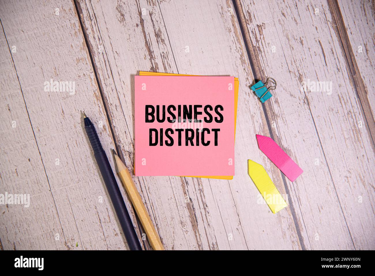 Holzmann zeigt mit der Hand an Whiteboard mit Text Business District, Konzept. Stockfoto