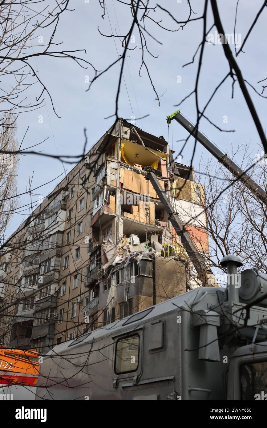 ODESSA, UKRAINE - 3. März 2024: Krieg in der Ukraine. Als Folge des Raketenangriffs in Odessa wurde das Wohngebäude durch Raketenfeuer beschädigt, wo, entsprechend Stockfoto