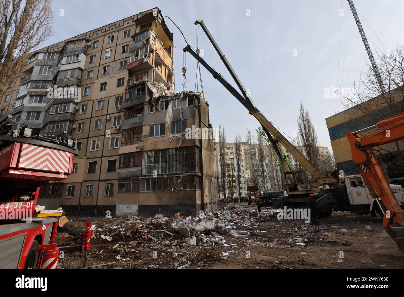 ODESSA, UKRAINE - 3. März 2024: Krieg in der Ukraine. Als Folge des Raketenangriffs in Odessa wurde das Wohngebäude durch Raketenfeuer beschädigt, wo, entsprechend Stockfoto
