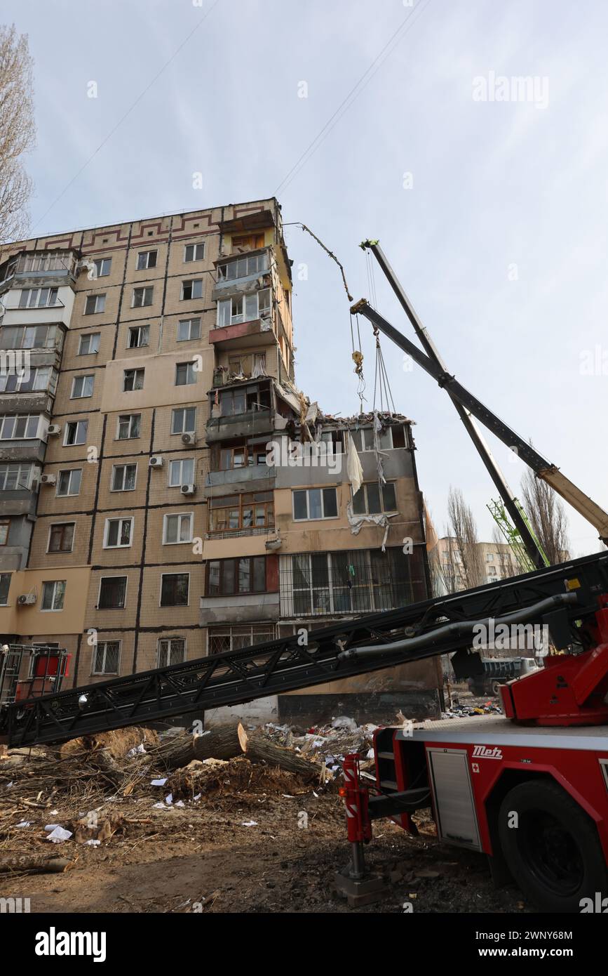 ODESSA, UKRAINE - 3. März 2024: Krieg in der Ukraine. Als Folge des Raketenangriffs in Odessa wurde das Wohngebäude durch Raketenfeuer beschädigt, wo, entsprechend Stockfoto