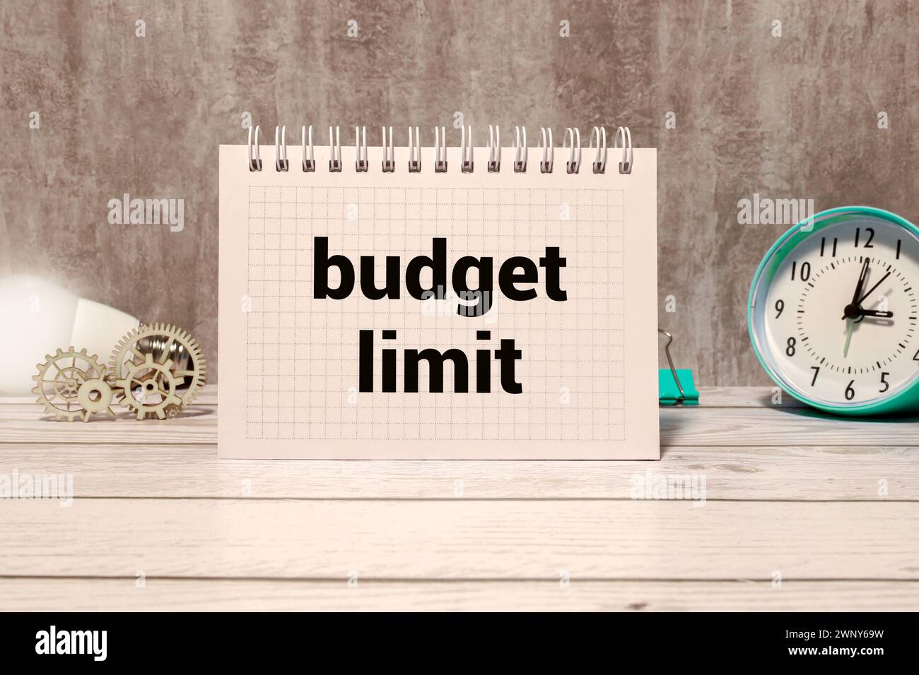 Holztisch. Öffnen Sie das Notizbuch mit Budgetbegrenzung für Text. Stockfoto