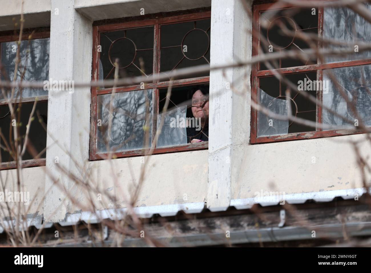 ODESSA, UKRAINE - 3. März 2024: Krieg in der Ukraine. Als Folge des Raketenangriffs in Odessa wurde das Wohngebäude durch Raketenfeuer beschädigt, wo, entsprechend Stockfoto