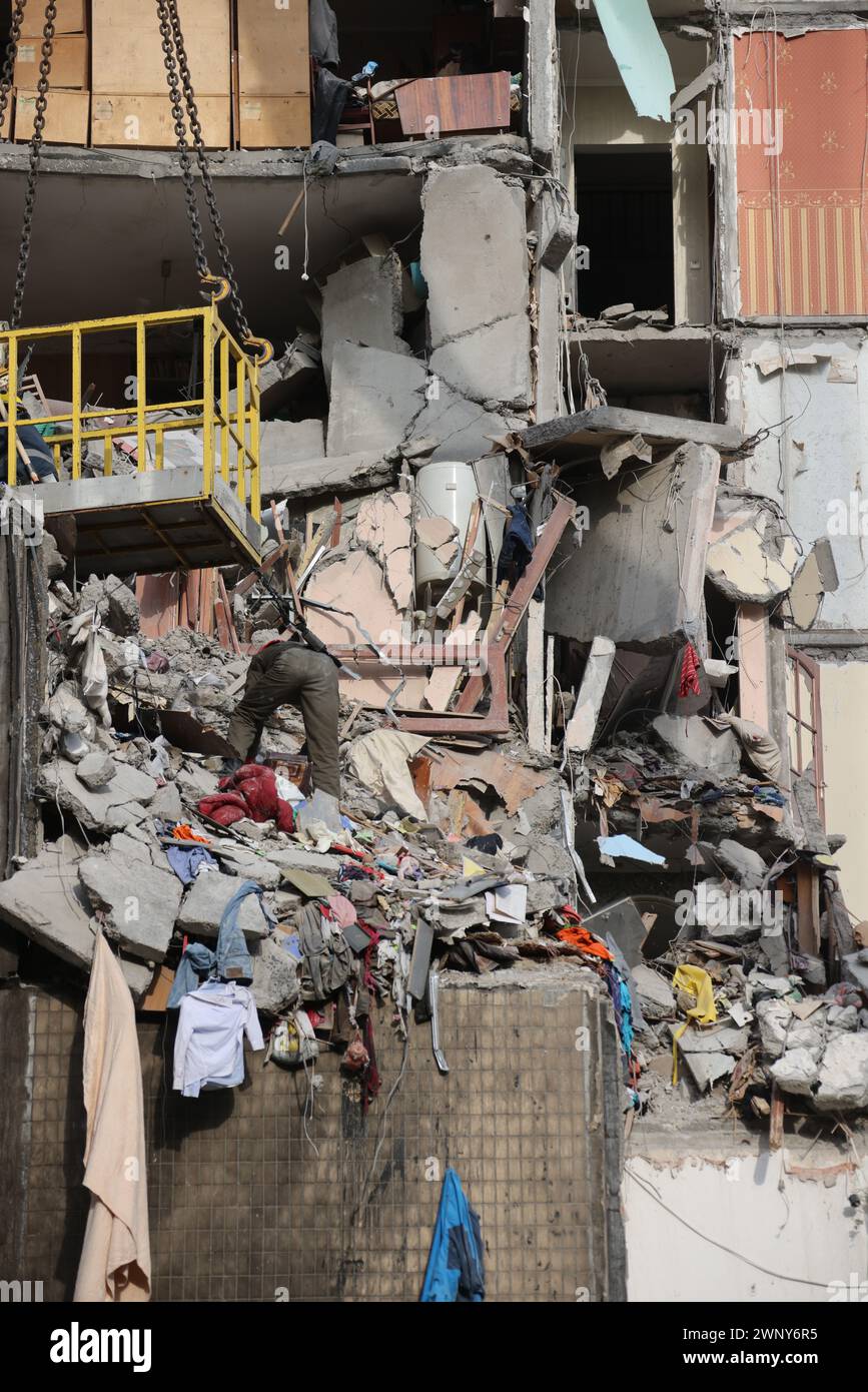 ODESSA, UKRAINE - 3. März 2024: Krieg in der Ukraine. Als Folge des Raketenangriffs in Odessa wurde das Wohngebäude durch Raketenfeuer beschädigt, wo, entsprechend Stockfoto