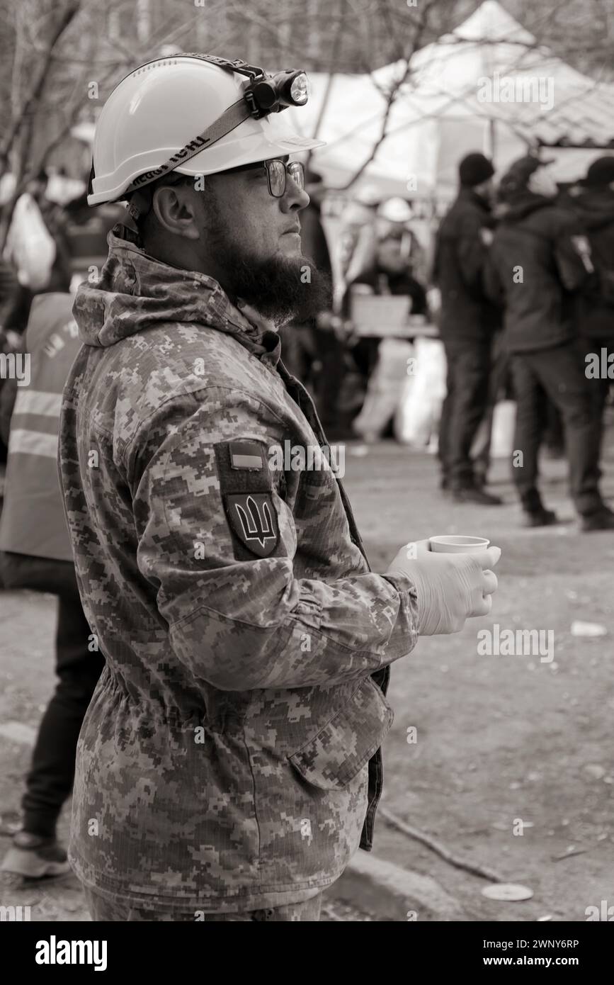 ODESSA, UKRAINE - 3. März 2024: Krieg in der Ukraine. Als Folge des Raketenangriffs in Odessa wurde das Wohngebäude durch Raketenfeuer beschädigt, wo, entsprechend Stockfoto