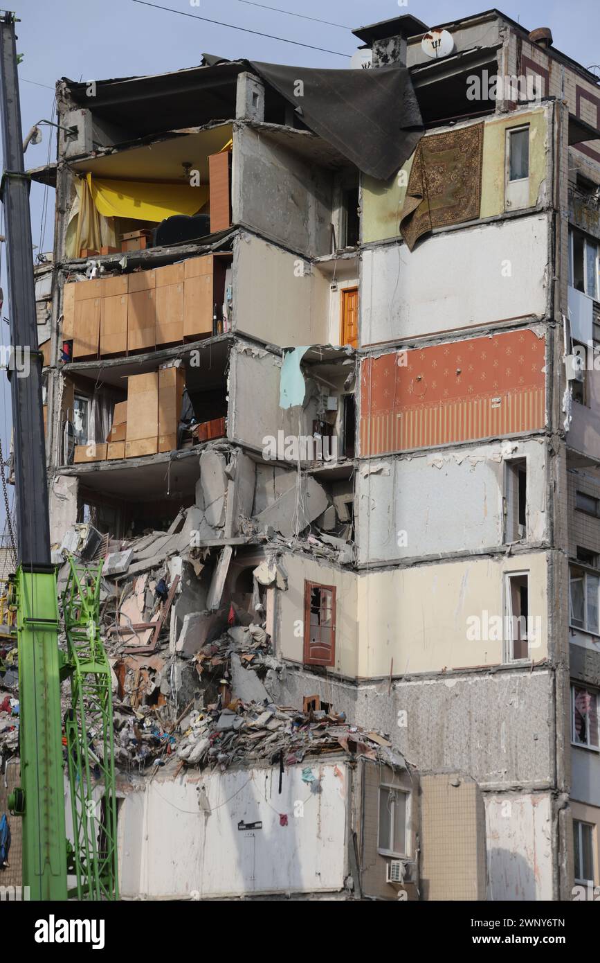 ODESSA, UKRAINE - 3. März 2024: Krieg in der Ukraine. Als Folge des Raketenangriffs in Odessa wurde das Wohngebäude durch Raketenfeuer beschädigt, wo, entsprechend Stockfoto