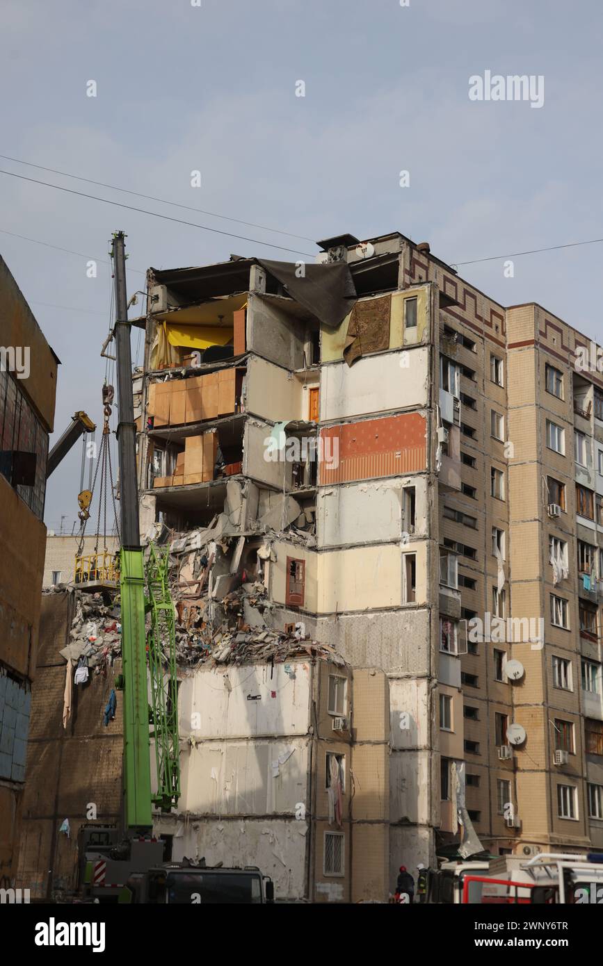 ODESSA, UKRAINE - 3. März 2024: Krieg in der Ukraine. Als Folge des Raketenangriffs in Odessa wurde das Wohngebäude durch Raketenfeuer beschädigt, wo, entsprechend Stockfoto