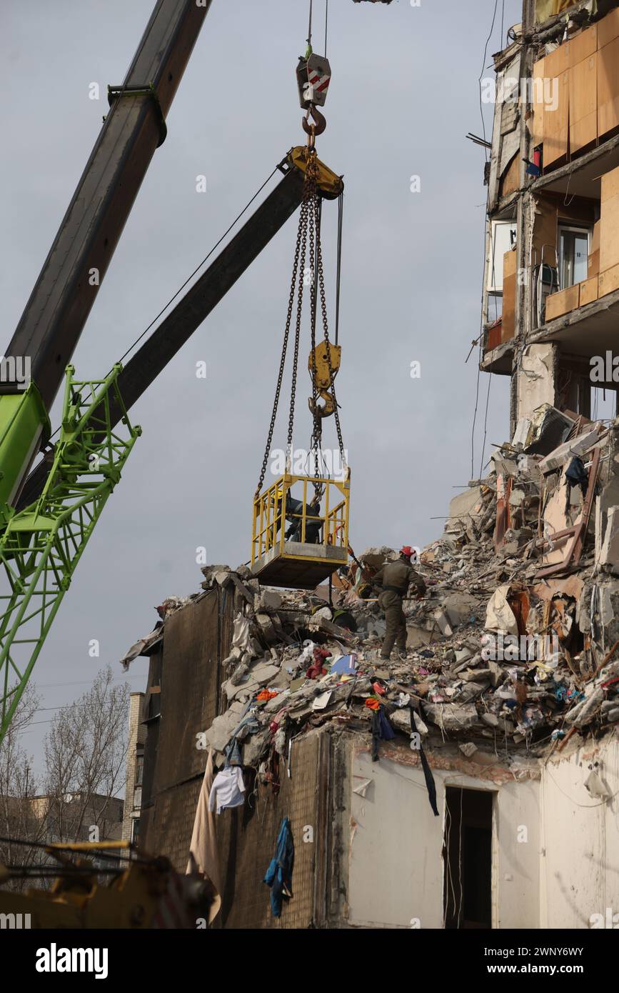 ODESSA, UKRAINE - 3. März 2024: Krieg in der Ukraine. Als Folge des Raketenangriffs in Odessa wurde das Wohngebäude durch Raketenfeuer beschädigt, wo, entsprechend Stockfoto