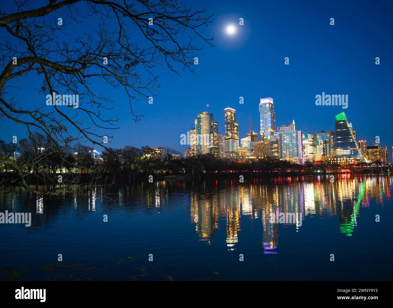 Austin Texas Skyline bei Nacht mit modernen Gebäuden in der Innenstadt. Stockfoto