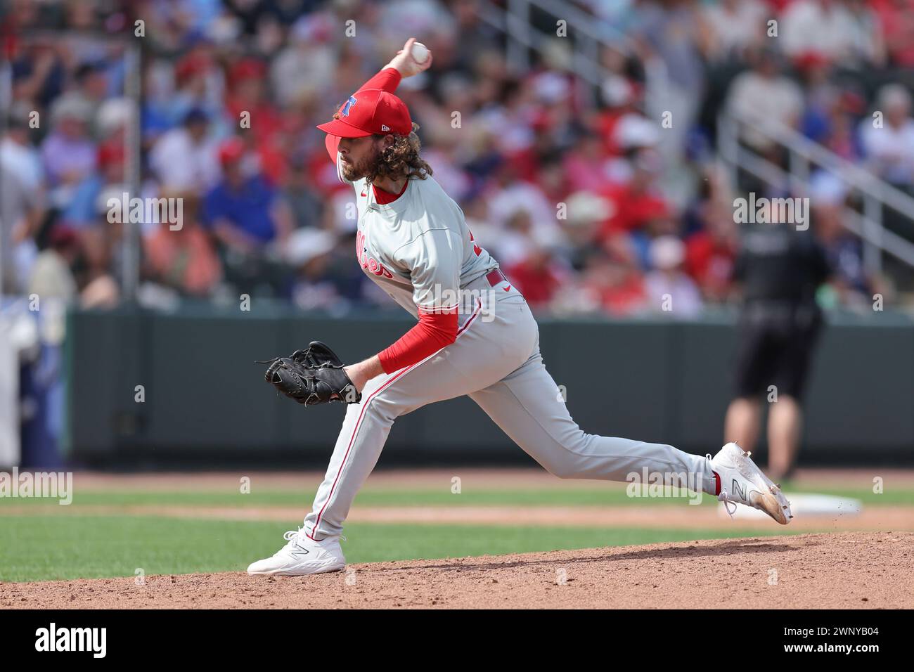 North Port FL USA; Philadelphia Phillies Pitcher Brett Schulze (25) liefert im fünften Inning während eines MLB-Frühjahrstrainings gegen Th einen Platz Stockfoto