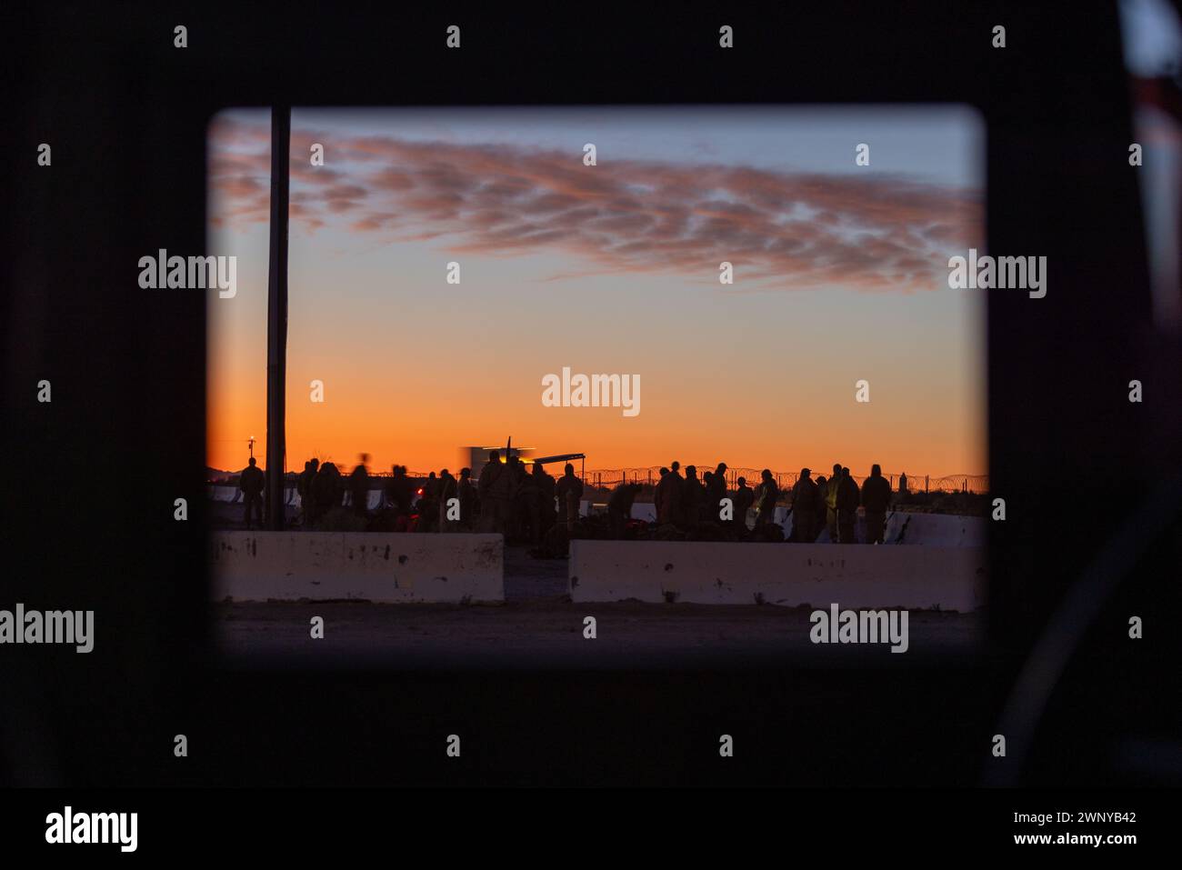 U.S. Marines mit 2. Bataillon, 4. Marine Regiment, 1. Marine Division, Bühnenausrüstung für einen Bodenangriff während einer Marine Air-Ground Task Force verteilt Manöver Übung als Teil der Service Level Training Übung 2-24 im Marine Corps Air-Ground Combat Center, Twentynine Palms, Kalifornien, 14. Februar 2024. MDMX bereitet Marines auf zukünftige Konflikte vor, indem sie offensiv- und defensives Live-Feuer und Manövrierübungsszenarien in einer strengen Trainingsumgebung durchführen. (Foto von Lance CPL Anna Higman) Stockfoto