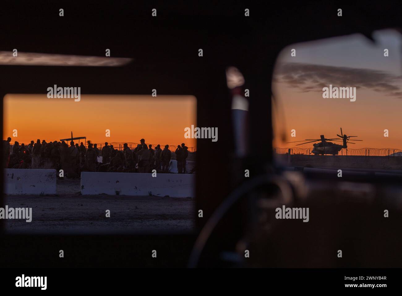 U.S. Marines mit 2. Bataillon, 4. Marine Regiment, 1. Marine Division, Bühnenausrüstung für einen Bodenangriff während einer Marine Air-Ground Task Force verteilt Manöver Übung als Teil der Service Level Training Übung 2-24 im Marine Corps Air-Ground Combat Center, Twentynine Palms, Kalifornien, 14. Februar 2024. MDMX bereitet Marines auf zukünftige Konflikte vor, indem sie offensiv- und defensives Live-Feuer und Manövrierübungsszenarien in einer strengen Trainingsumgebung durchführen. (Foto von Lance CPL Anna Higman) Stockfoto