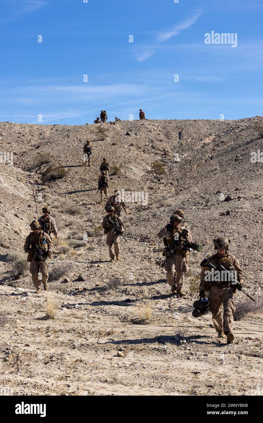 U.S. Marines mit 2. Bataillon, 4. Marine Regiment, 1. Marine Division, wandern während eines Bodenangriffs als Teil einer Marine Air-Ground Task Force verteilten Manöver-Übung als Teil der Service Level Training Übung 2-24 rund um den Gays Pass Trainingsbereich im Marine Corps Air-Ground Combat Center, Twentynine Palms, Kalifornien, 14. Februar 2024. MDMX bereitet Marines auf zukünftige Konflikte vor, indem sie offensiv- und defensives Live-Feuer und Manövrierübungsszenarien in einer strengen Trainingsumgebung durchführen. (Foto von Lance CPL Anna Higman) Stockfoto