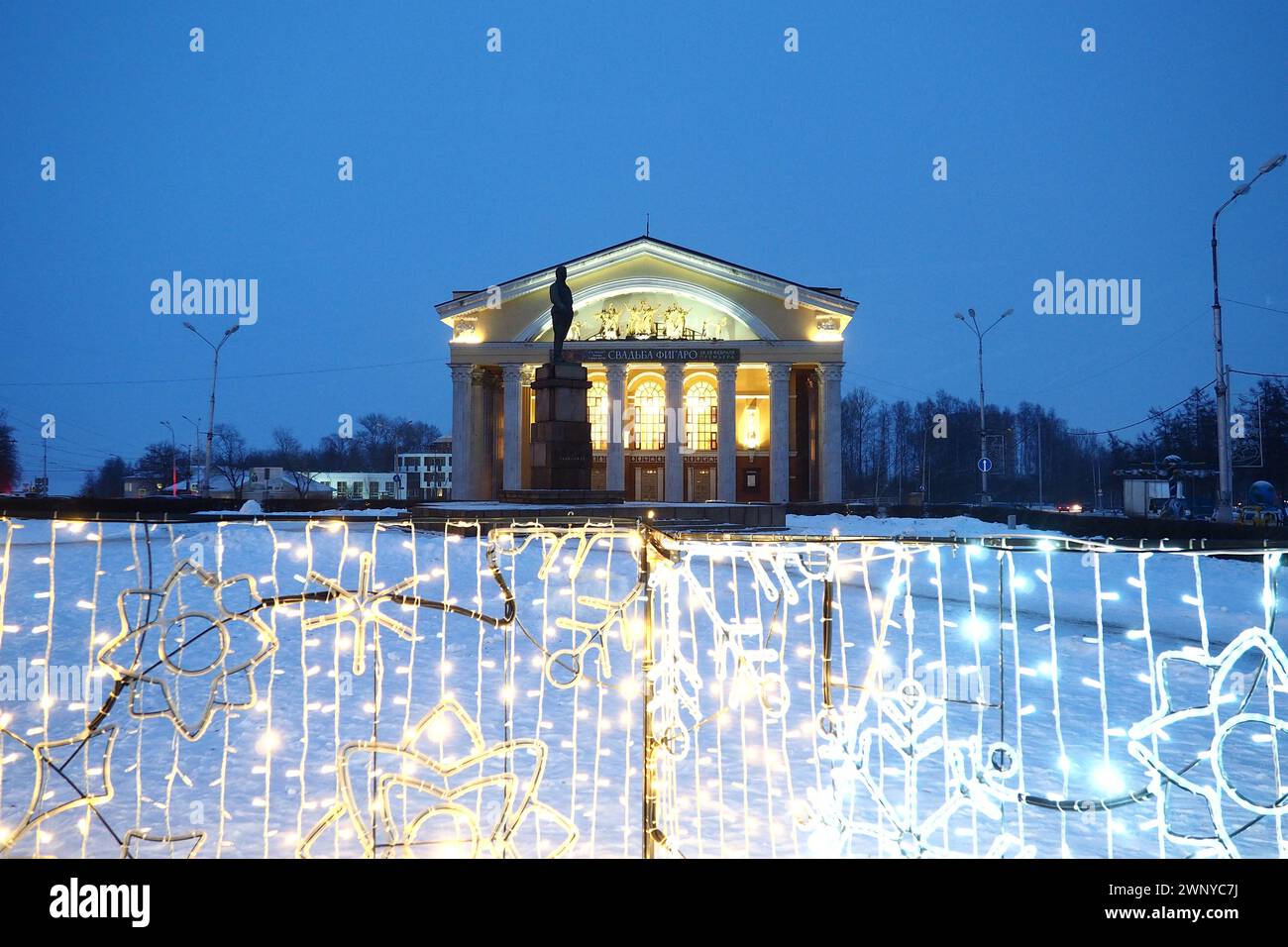 Petrosawodsk, Karelien, 10. Januar 2023 Russisches Theater. Musiktheater der Republik Karelien. Neujahrsdekoration der Theaterfassade Stockfoto