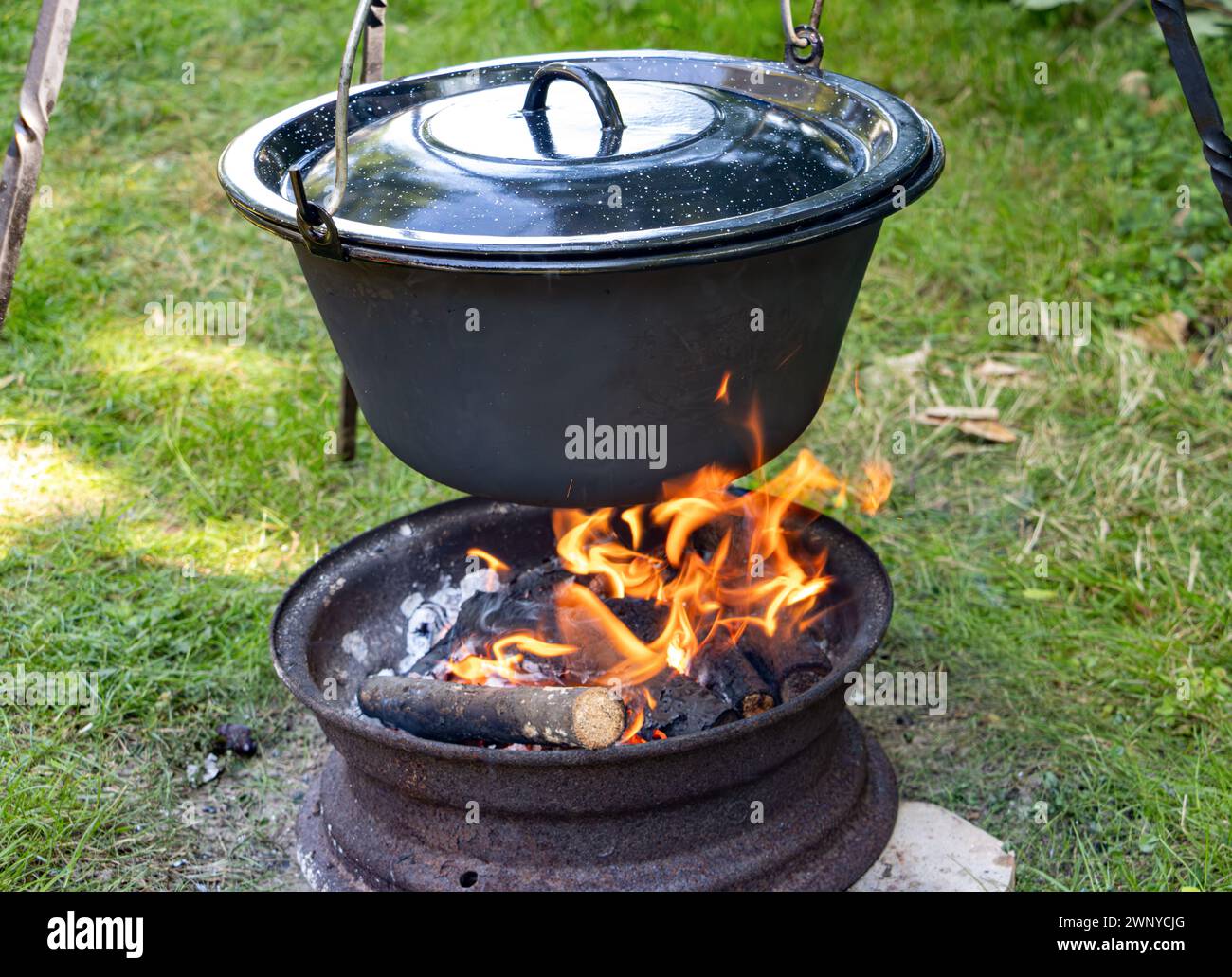 Kochen in einem Kessel auf einem offenen Feuer in der Natur Stockfoto