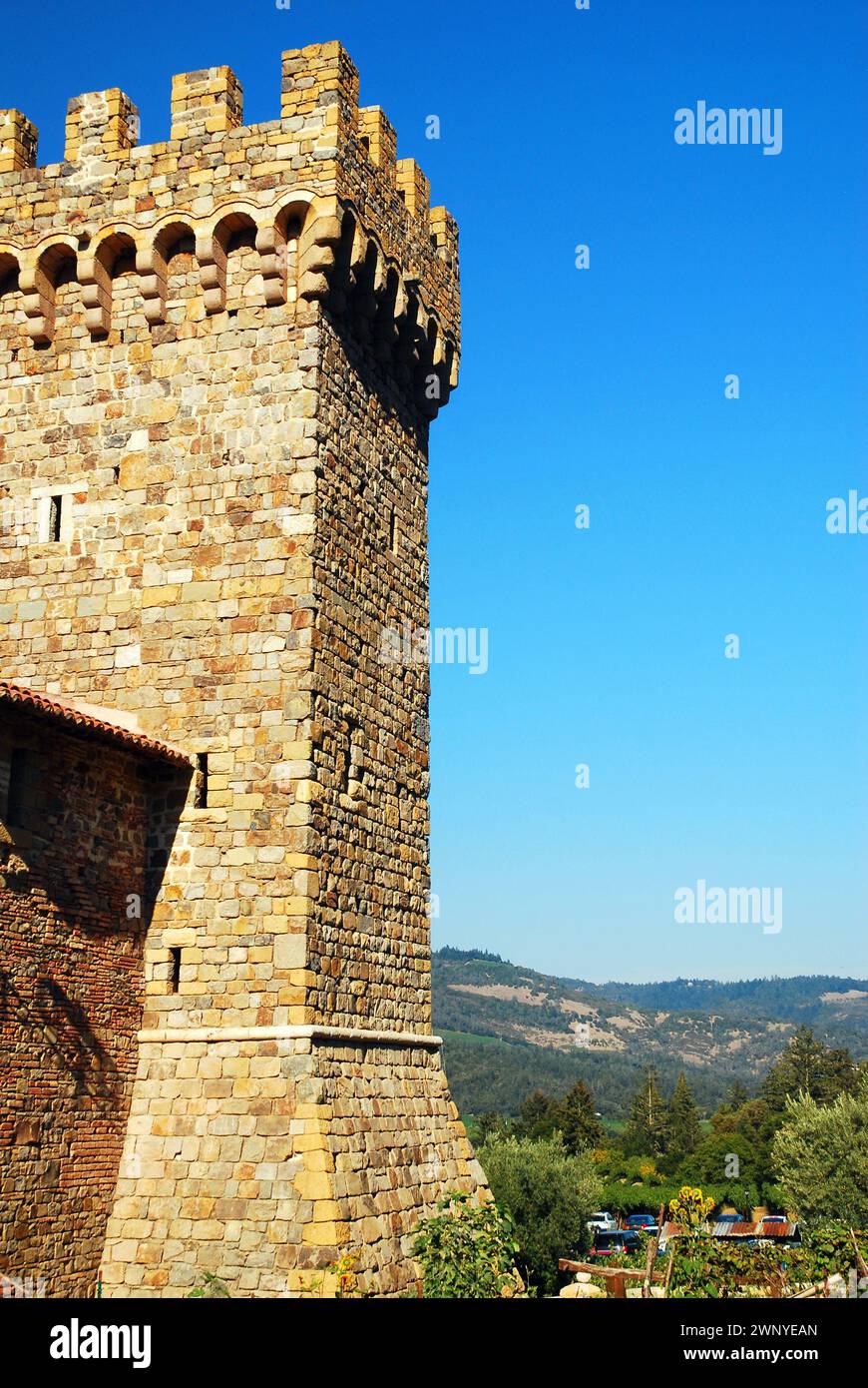 Eine nachgebaute mittelalterliche Burg beherbergt heute ein Weingut im Napa Valley in Kalifornien. Stockfoto