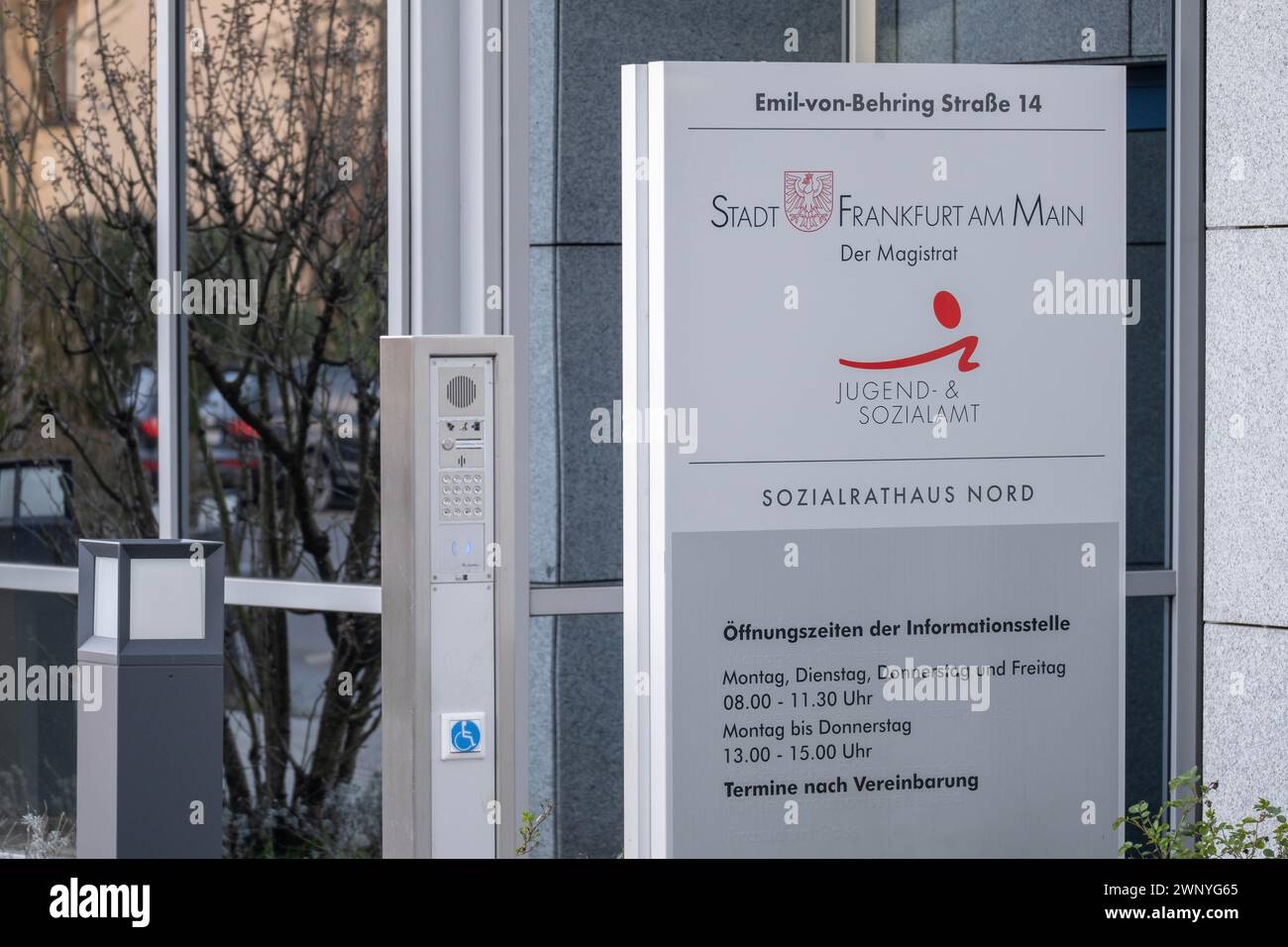 Informationsbanner mit dem Namen der Sozialabteilung in Deutschland, Sozialamt, Flüchtlingshilfe, Niedriglohnbürger, Sozialhilferegister Stockfoto