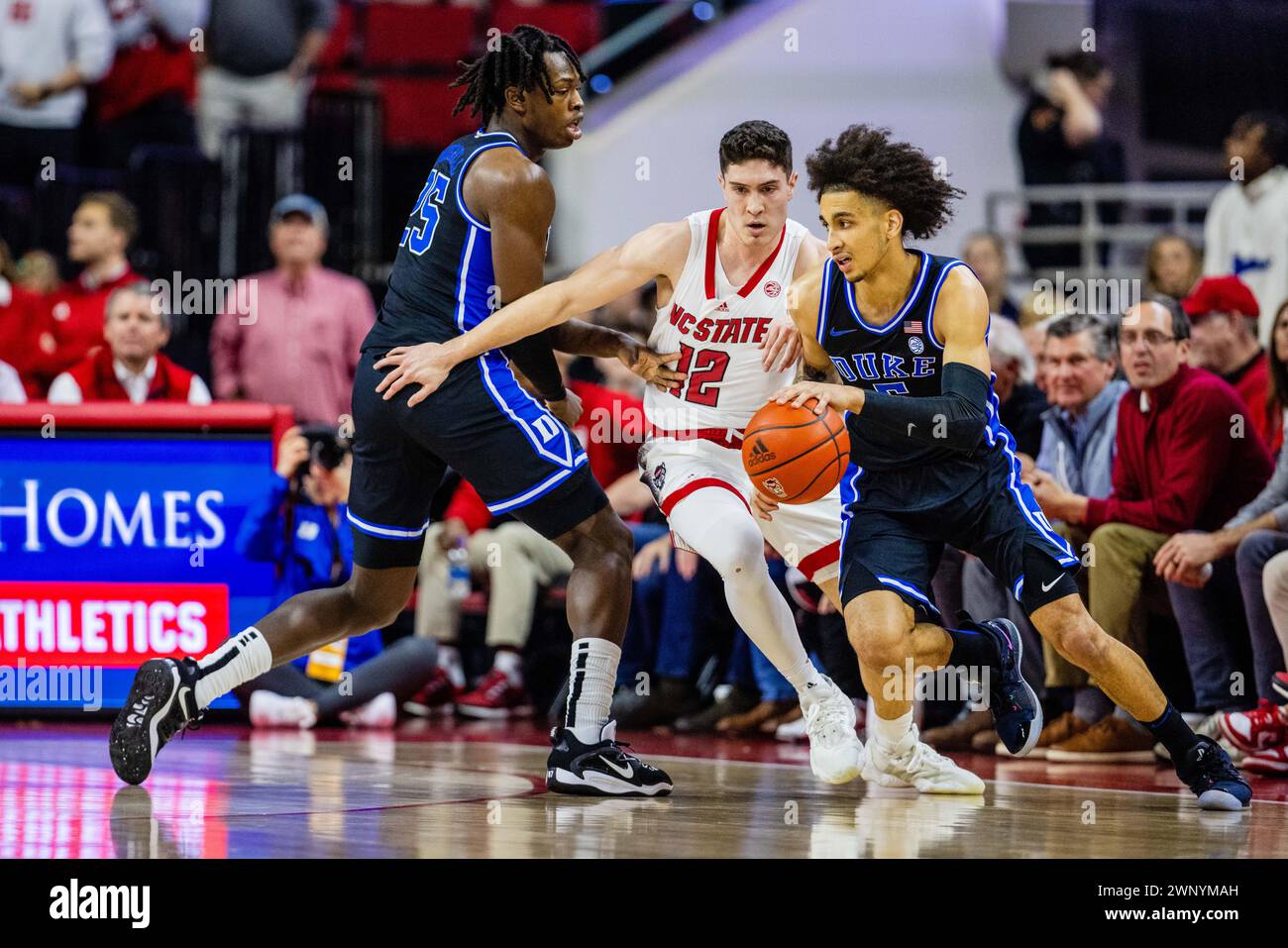 Raleigh, NC, USA. März 2024. Duke Blue Devils Garant Tyrese Proctor (5) benutzt den Bildschirm von Forward Mark Mitchell (25) gegen den North Carolina State Wolfpack Garde Michael O’Connell (12) im ACC Basketball Matchup in der PNC Arena in Raleigh, NC. (Scott Kinser/CSM) (Bild: © Scott Kinser/Cal Sport Media). Quelle: csm/Alamy Live News Stockfoto